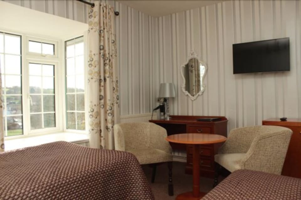 Twin Room | Egyptian cotton sheets, desk, iron/ironing board, cribs/infant beds