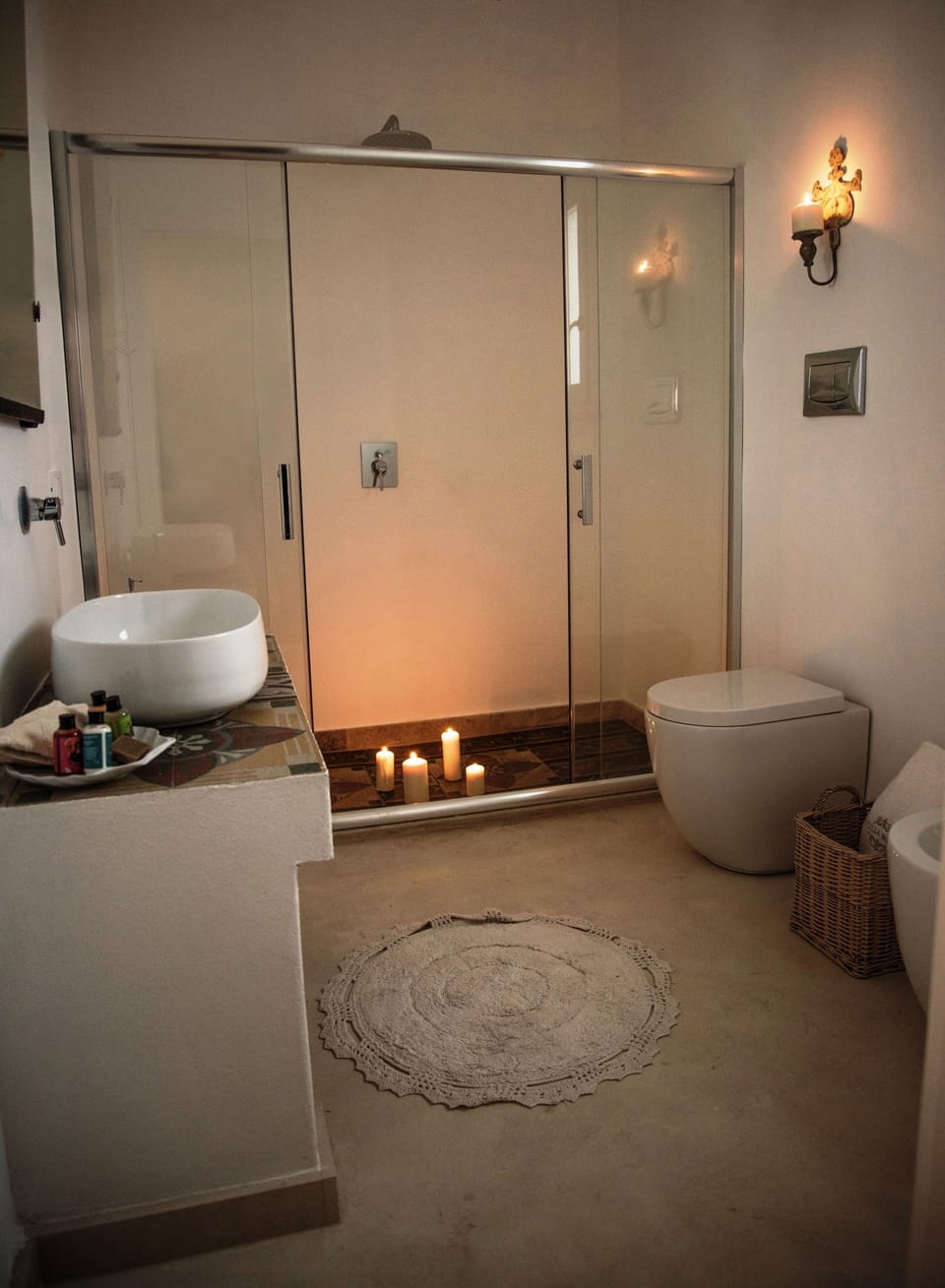 Deluxe Double Room, 1 King Bed | Bathroom | Free toiletries, hair dryer, bathrobes, slippers