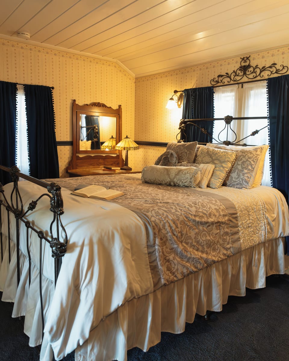 Cottage, Fireplace (Maximum 2 Guests) | Individually decorated, individually furnished, blackout drapes