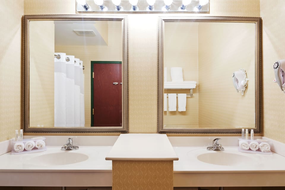 Combined shower/tub, towels