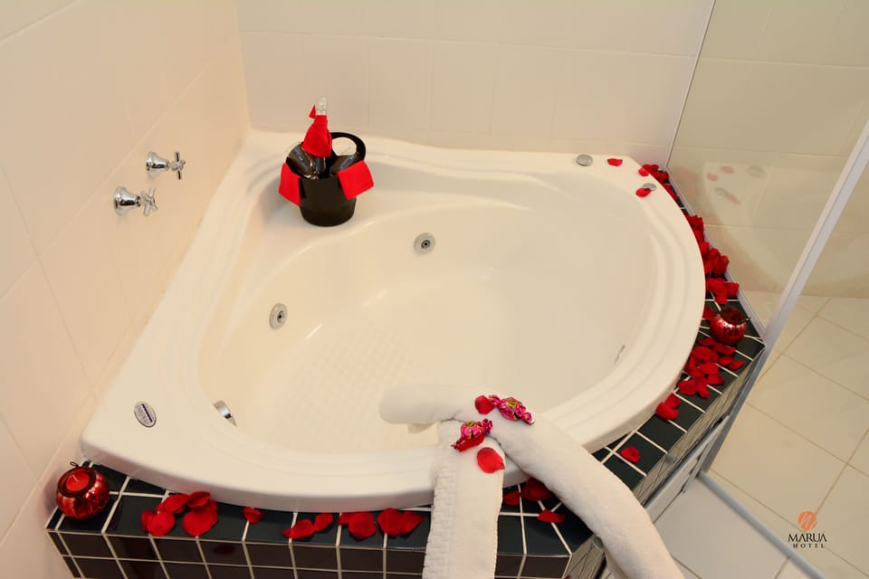 Luxury Suite, Bathtub | Jetted tub