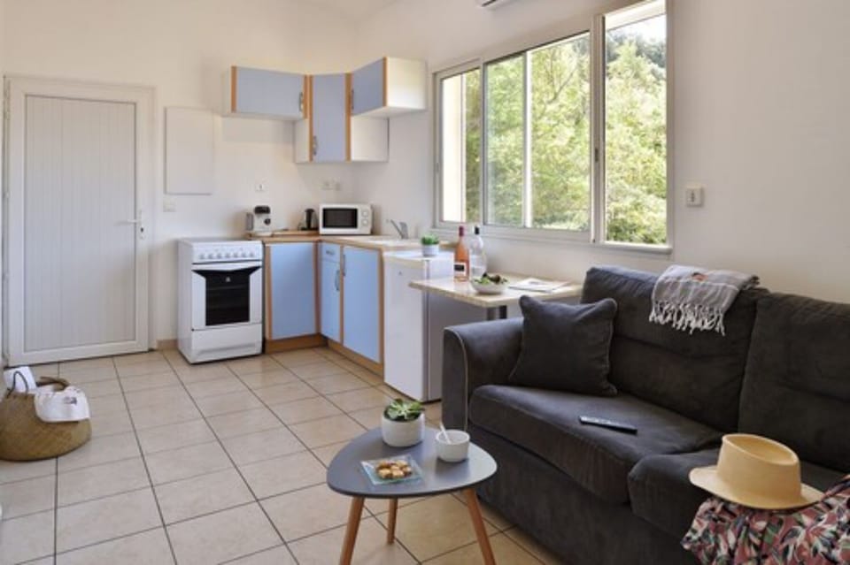 Comfort Apartment, 2 Bedrooms, Sea View | Private kitchenette