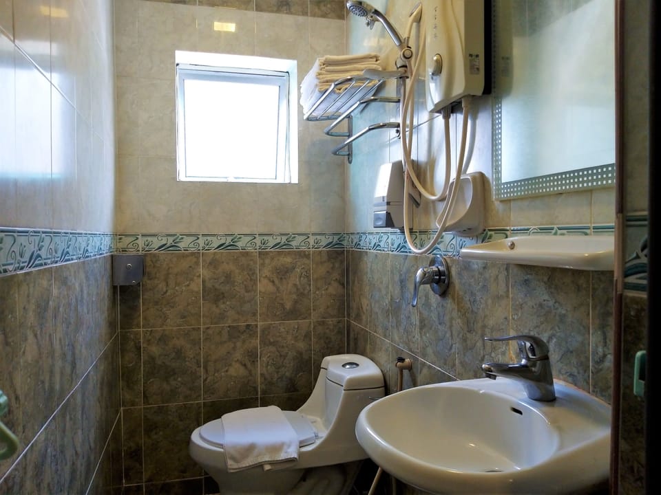 Deluxe Room | Bathroom | Shower, free toiletries, bidet, towels