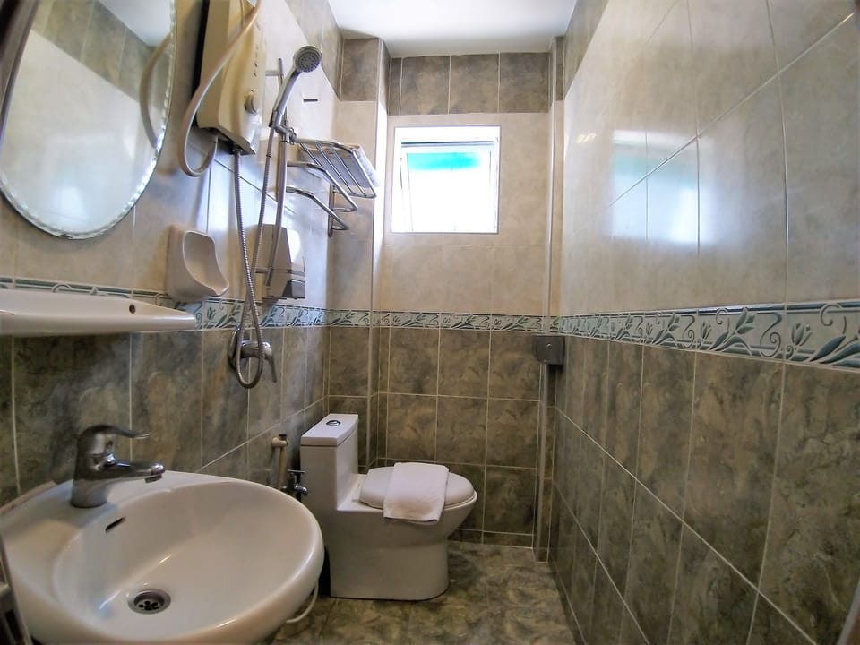 Double Room | Bathroom | Shower, free toiletries, bidet, towels