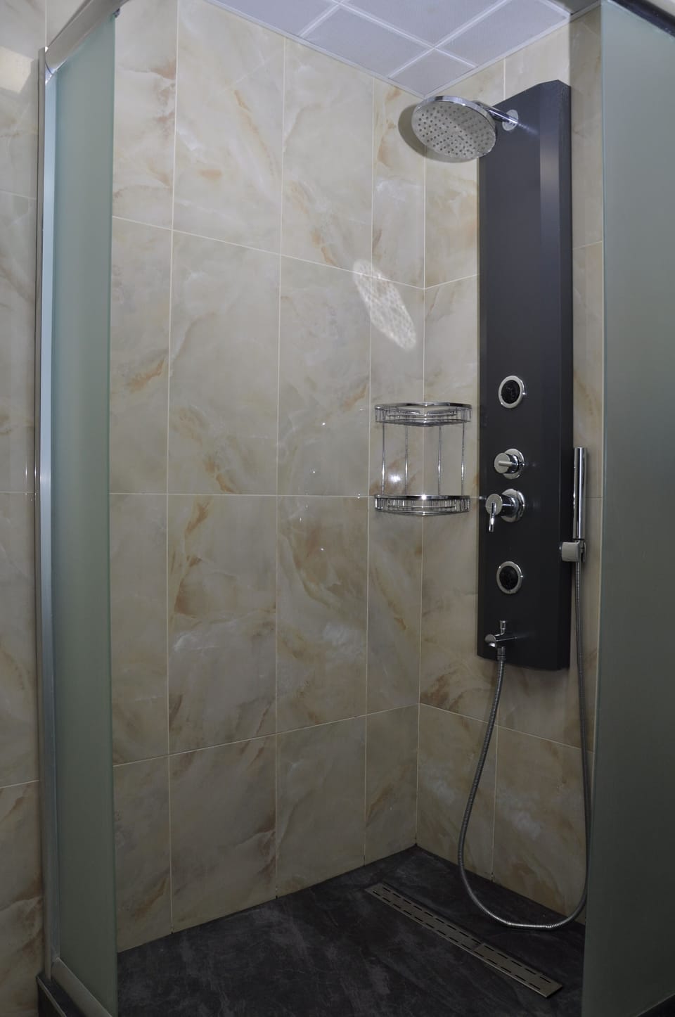 Shower, rainfall showerhead, free toiletries, hair dryer