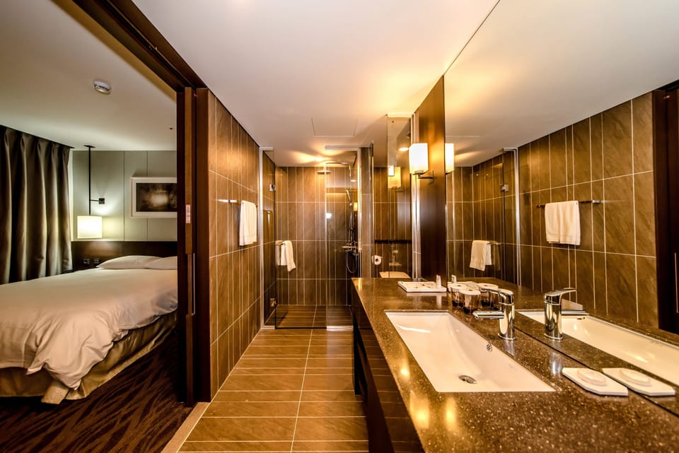 Premier Family | Bathroom | Combined shower/tub, deep soaking tub, rainfall showerhead, hair dryer