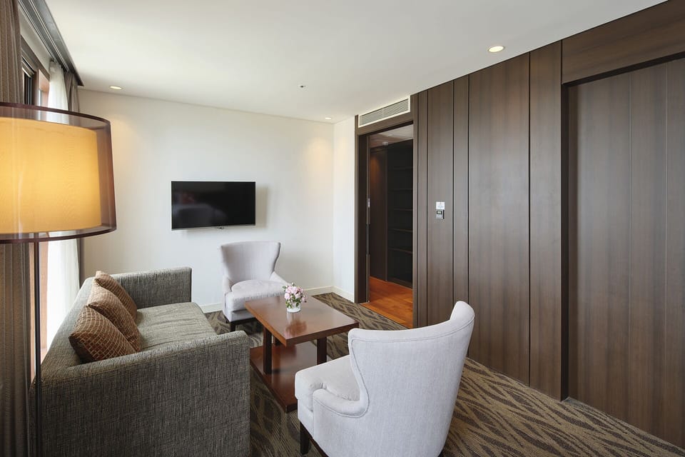 Royal Room | Living area | 32-inch flat-screen TV with cable channels, TV, Netflix