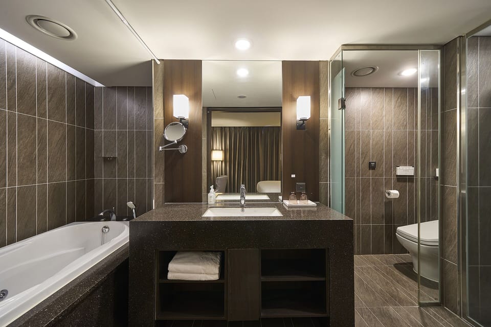 Royal Room | Bathroom | Combined shower/tub, deep soaking tub, rainfall showerhead, hair dryer