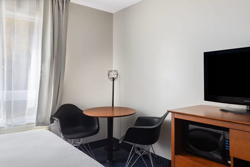 Room, 1 King Bed, Mobility Accessible | Iron/ironing board, WiFi (free), bed sheets