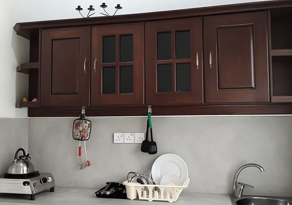 Standard Apartment, 1 King Bed, Kitchen, Garden View | Private kitchen | Fridge, stovetop, coffee/tea maker, electric kettle