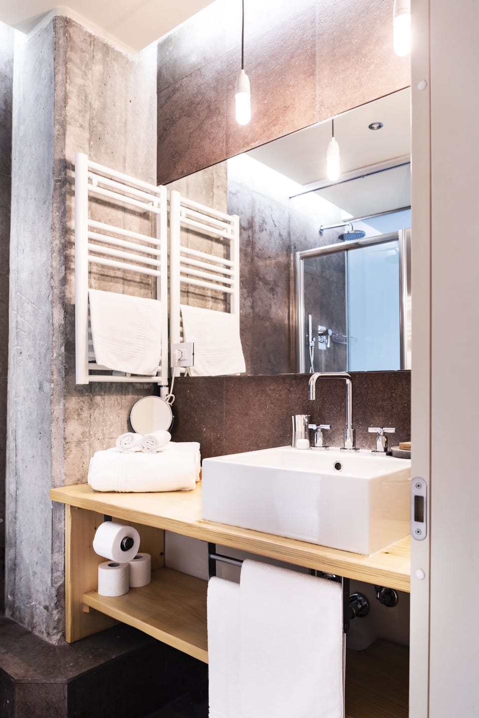 Shower, rainfall showerhead, free toiletries, hair dryer