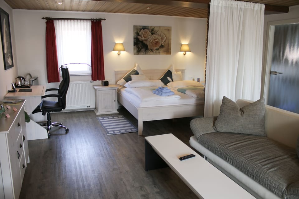 Junior Suite | In-room safe, desk, rollaway beds (surcharge), WiFi (free)