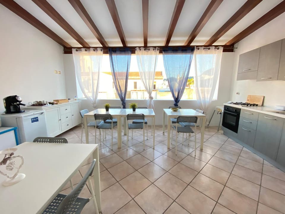 Triple Room | Private kitchen | Microwave, stovetop, coffee/tea maker, cookware/dishes/utensils