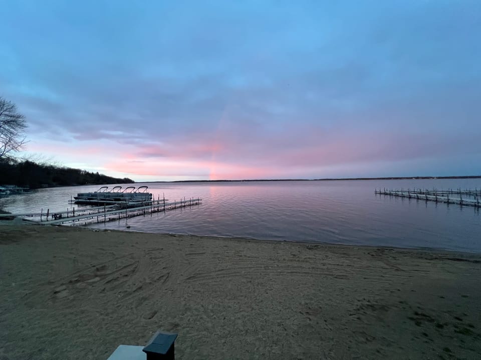 Quarterdeck Resort & Restaurant Hotel in East Gull Lake
