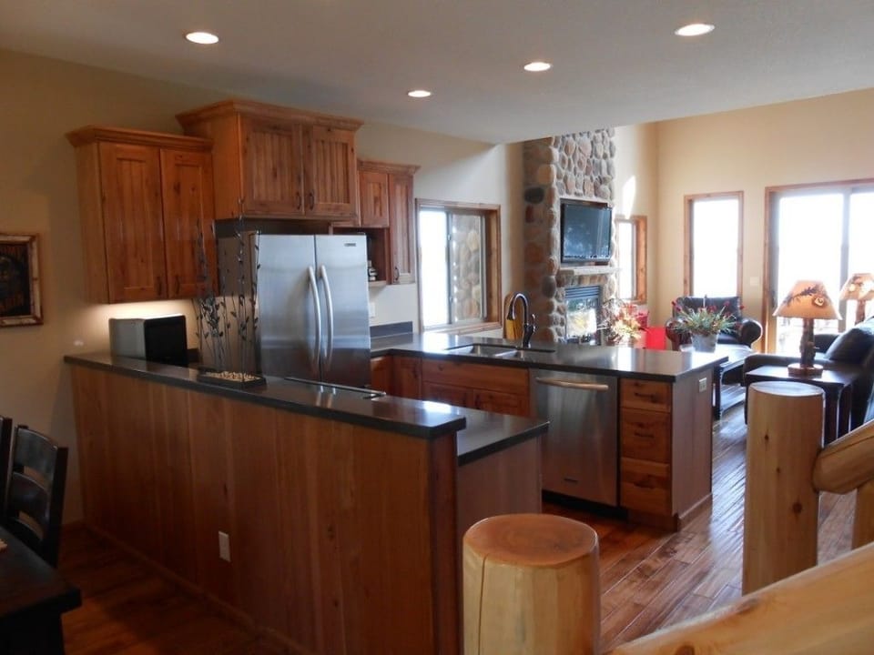4 Bedroom, Lakeside Cottage | Private kitchen | Microwave, coffee/tea maker, toaster, cookware/dishes/utensils