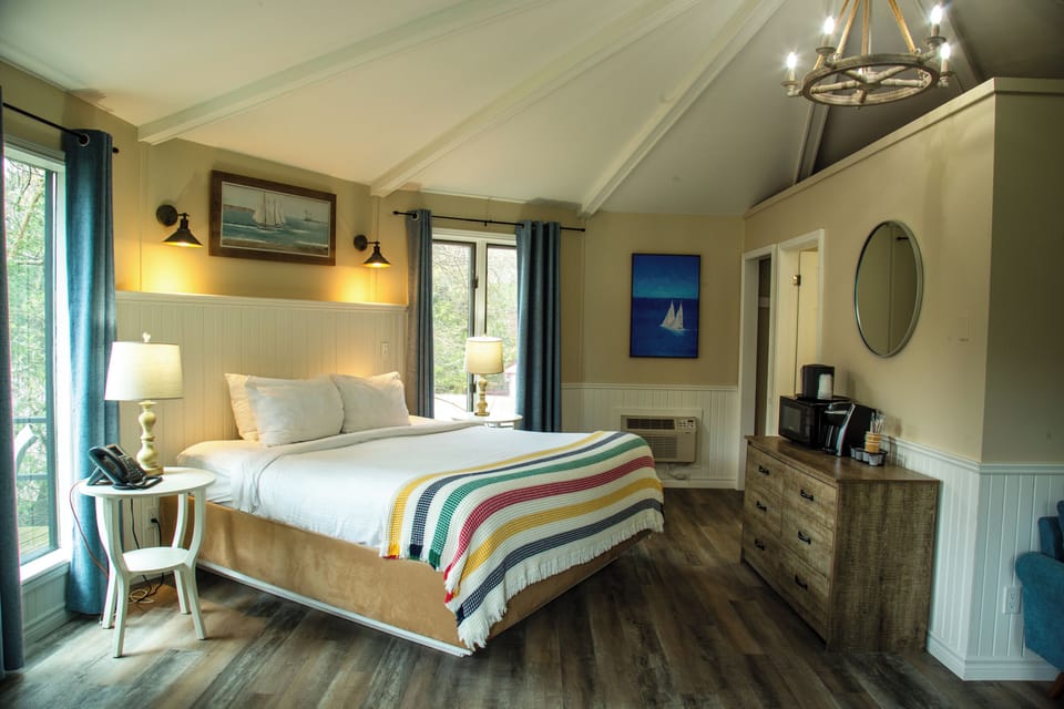 Honeymoon Studio Suite | 1 bedroom, desk, iron/ironing board, free WiFi