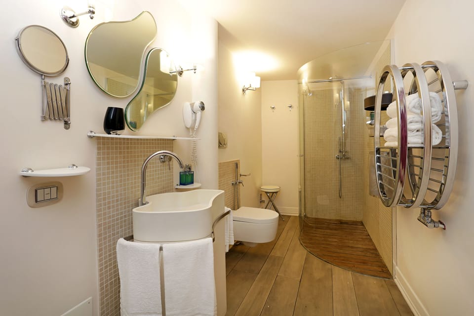 Shower, rainfall showerhead, free toiletries, hair dryer