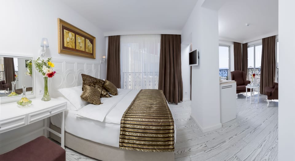 Grand Suite, Sea View | Premium bedding, minibar, in-room safe, soundproofing