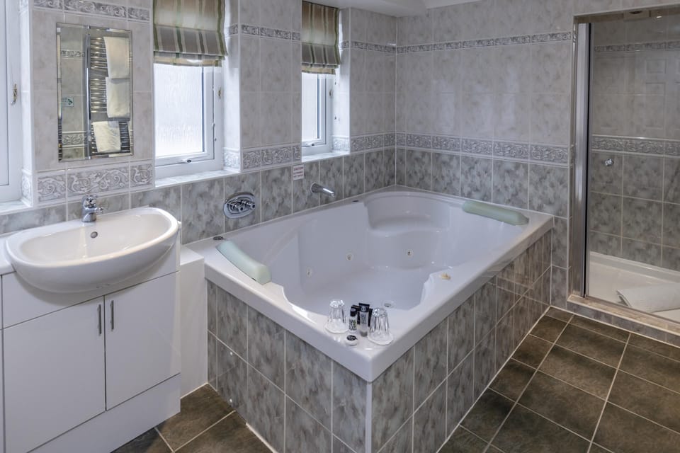 Deluxe Room, 1 King Bed, Non Smoking (Larger Room) | Desk, free WiFi, bed sheets