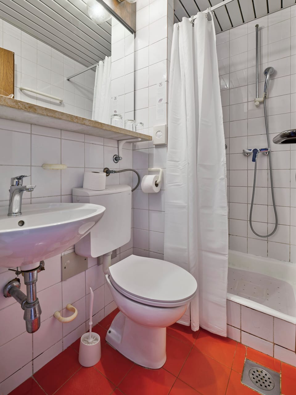 Standard Triple Room | Bathroom | Shower, hair dryer, towels