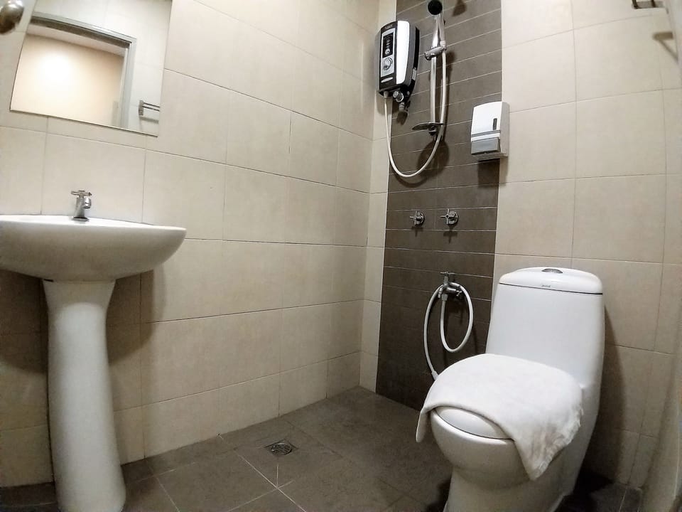 Shower, free toiletries, towels