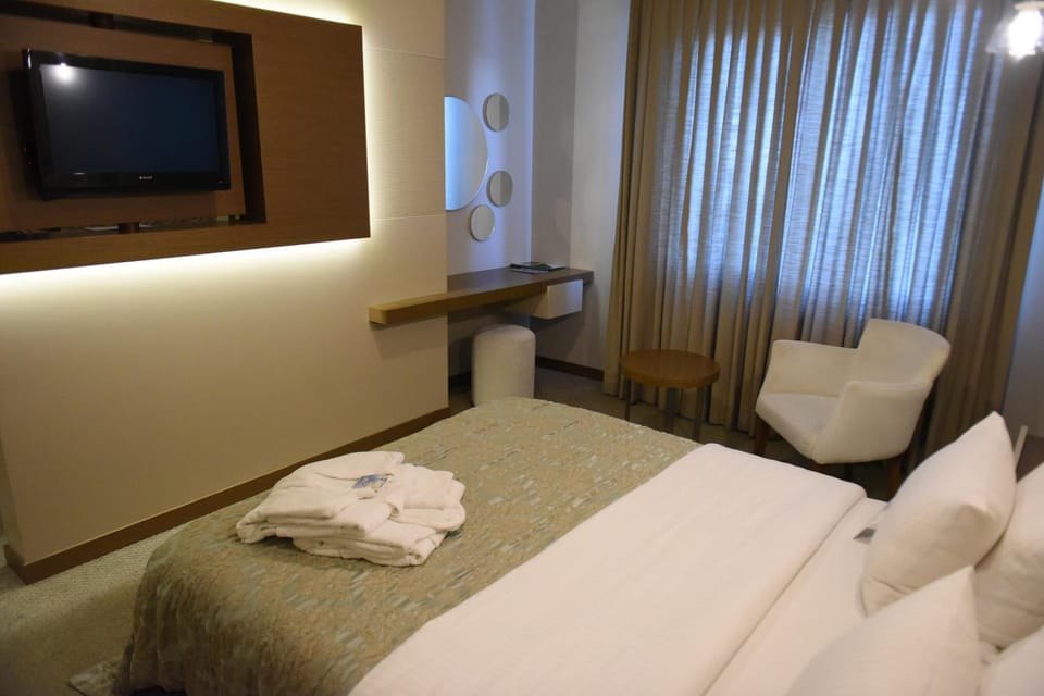 Minibar, desk, soundproofing, free cribs/infant beds