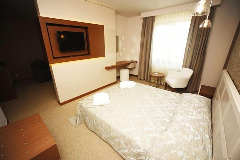 Minibar, desk, soundproofing, free cribs/infant beds