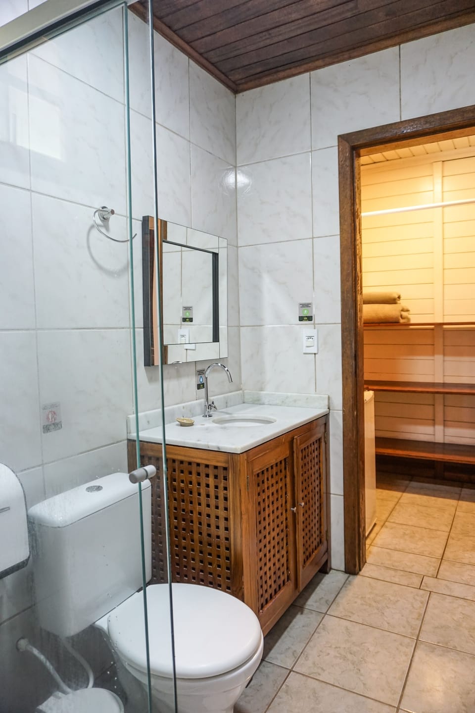 Superior Suite Triple | Bathroom | Shower, free toiletries, hair dryer, towels