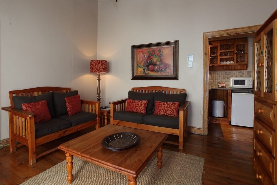 Comfort Suite | Living area | 32-inch flat-screen TV with digital channels, TV