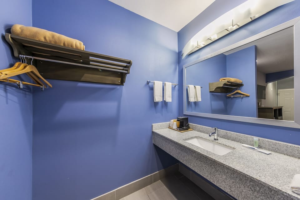 Standard Single Room | Bathroom | Combined shower/tub, free toiletries, hair dryer, towels