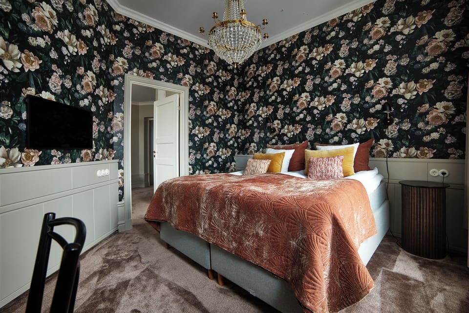 Classic Suite, Bathtub | Desk, free cribs/infant beds, free WiFi, bed sheets