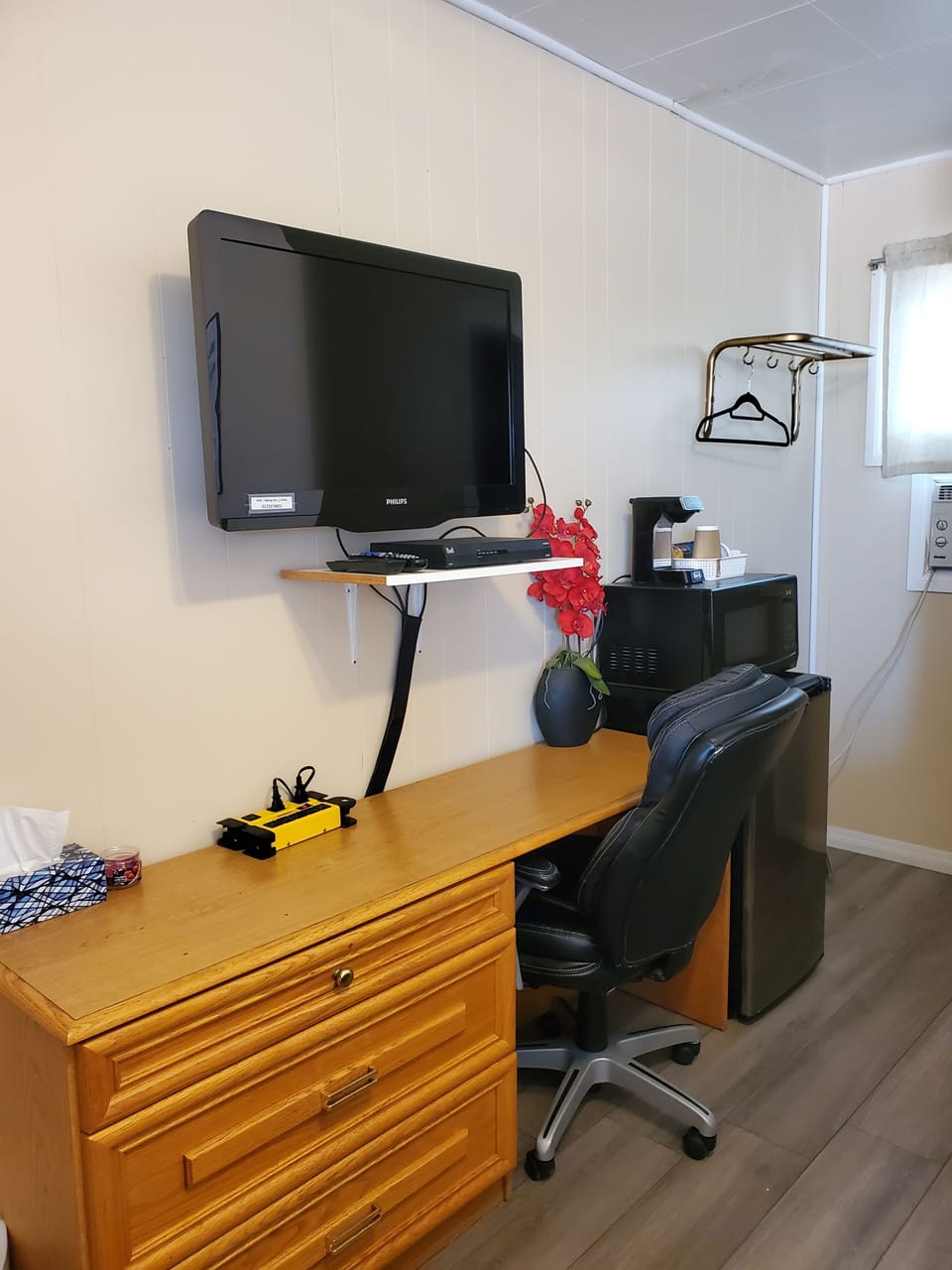 Standard Room, 1 Queen Bed | Desk, bed sheets
