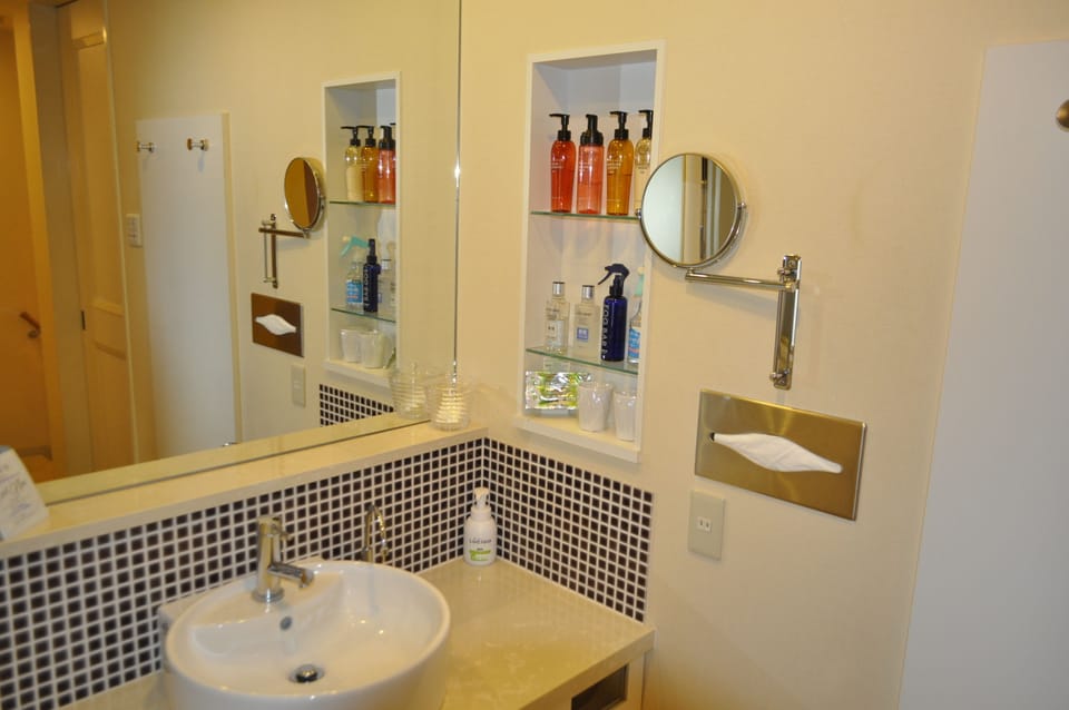 C Type Double Room | Soundproofing, WiFi (free), individually decorated, bed sheets