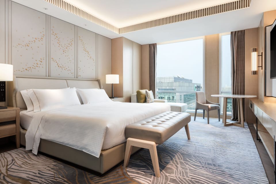 Club Suite, 1 King Bed | Premium bedding, pillowtop beds, minibar, in-room safe