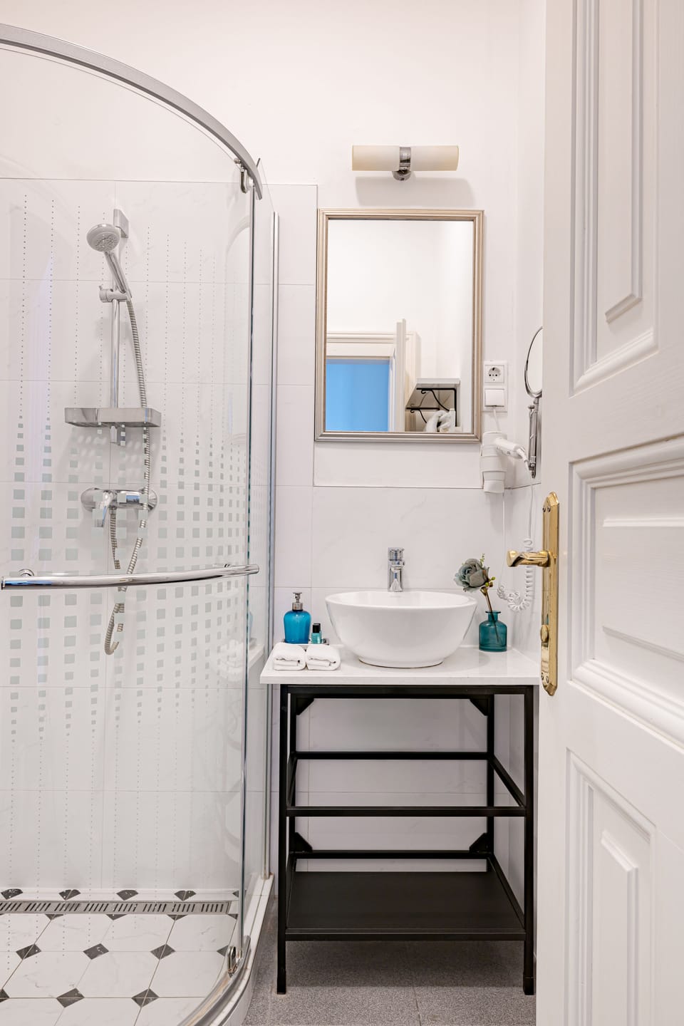 Superior Double or Twin Room | Bathroom | Free toiletries, hair dryer, towels