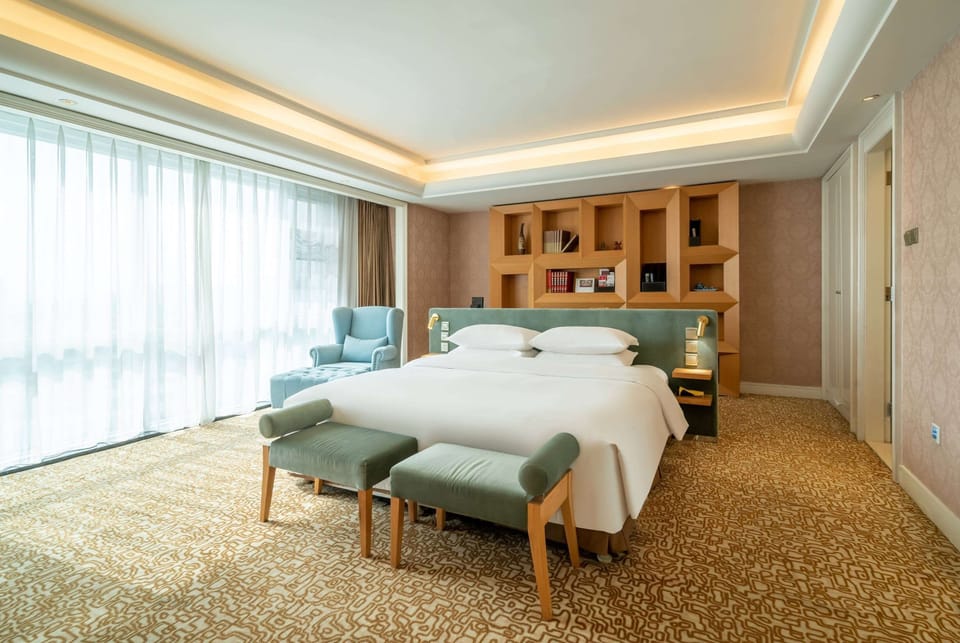 Business Suite, 1 King Bed, Non Smoking | Down comforters, minibar, in-room safe, desk