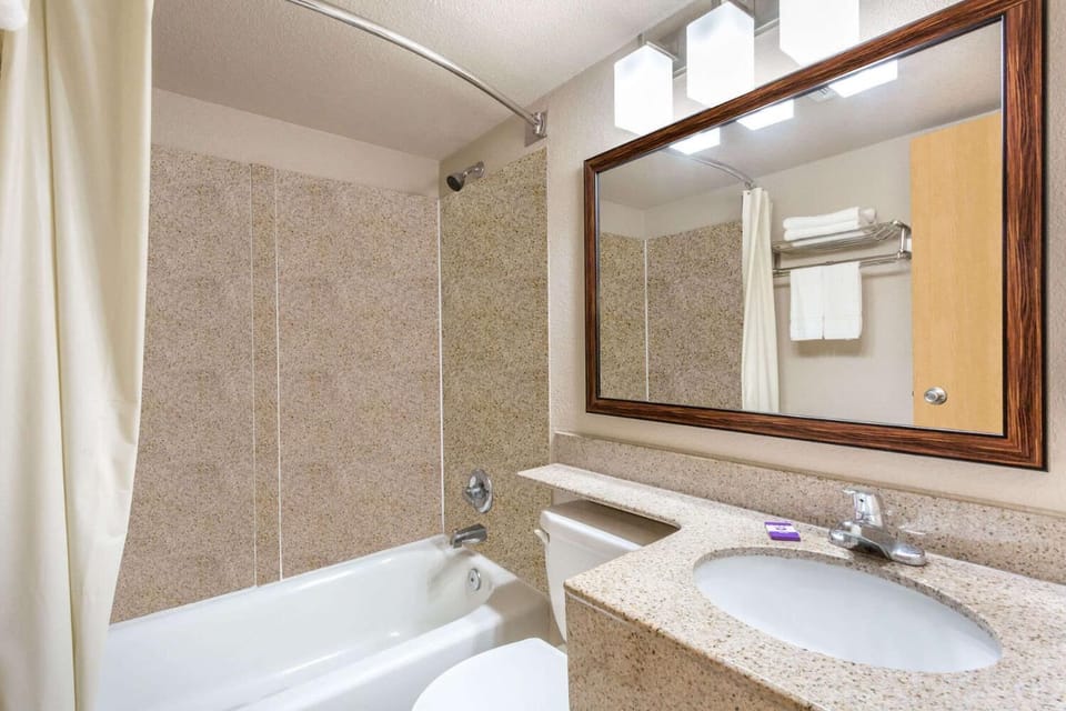 Combined shower/tub, free toiletries, hair dryer, towels