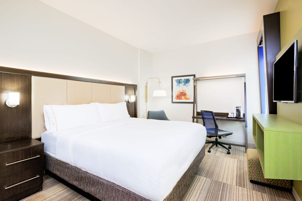 Standard Room, 1 King Bed | Premium bedding, desk, iron/ironing board, free cribs/infant beds
