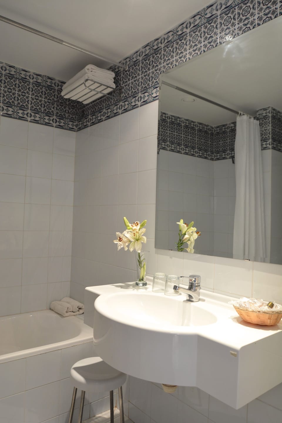 Combined shower/tub, free toiletries, bidet, towels