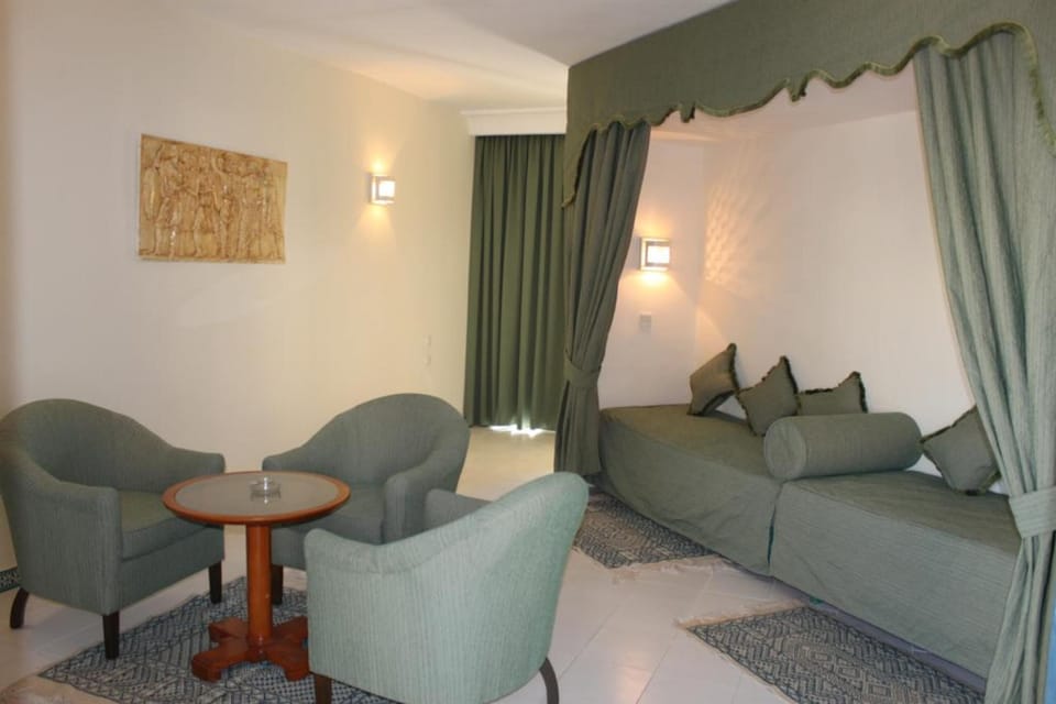 Premium bedding, desk, blackout drapes, soundproofing