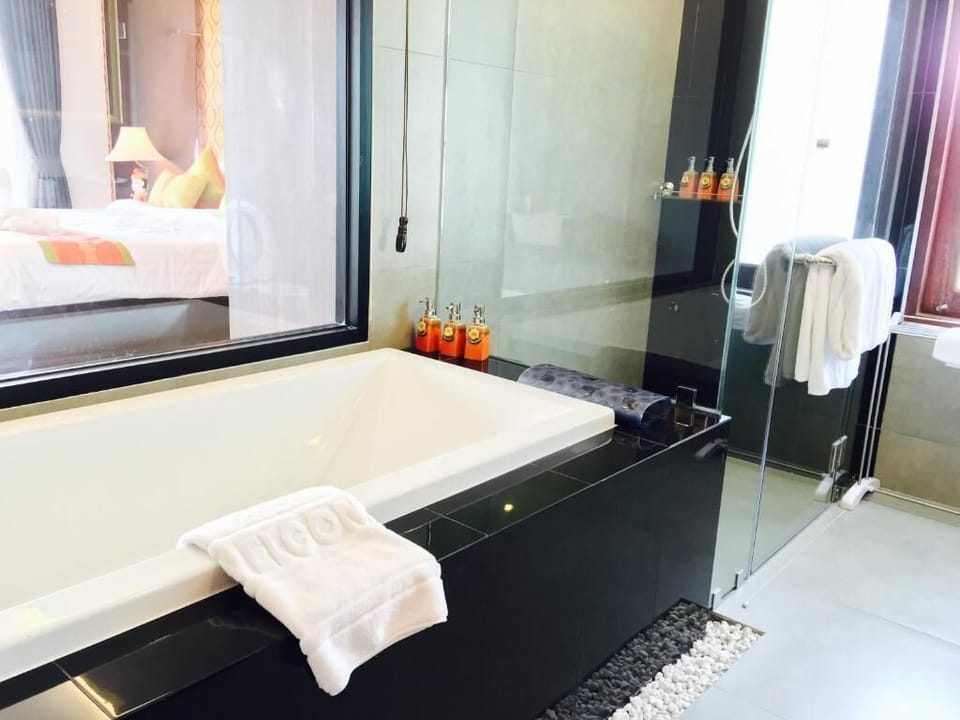 Separate tub and shower, deep soaking tub, rainfall showerhead