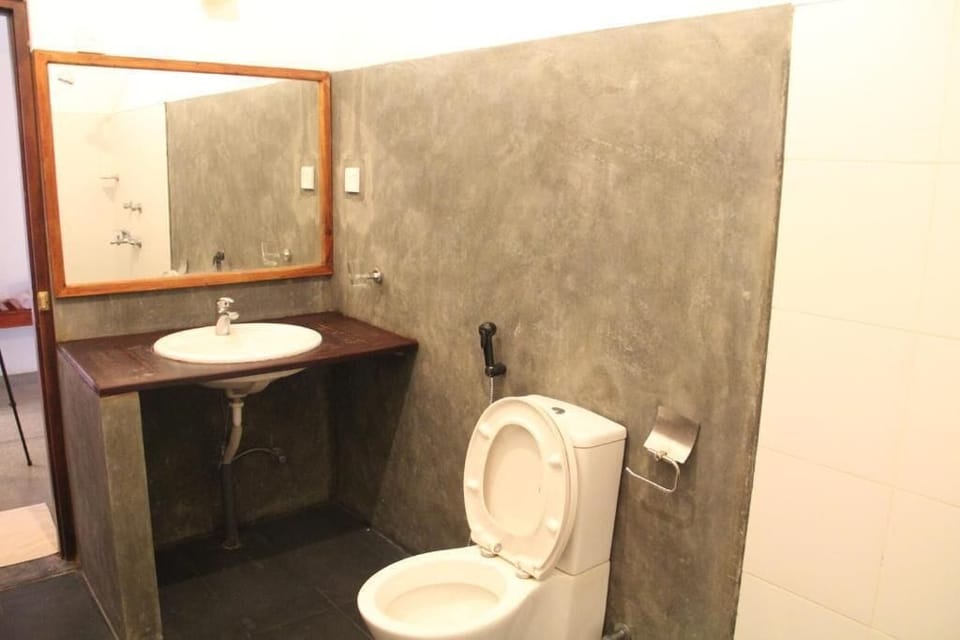 Standard Double Room | Bathroom | Shower, bidet, towels