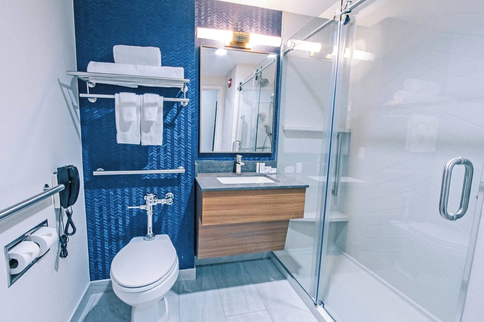 Hydromassage showerhead, free toiletries, hair dryer, towels