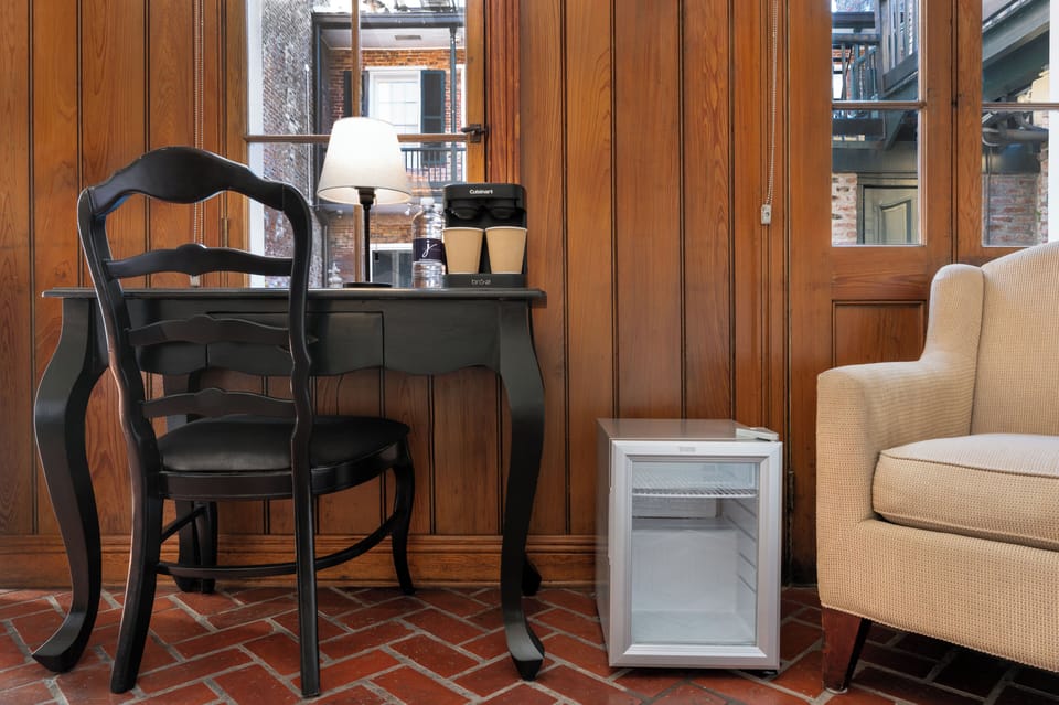 Comfort Studio Suite, 1 King Bed | In-room safe, iron/ironing board, Internet, bed sheets