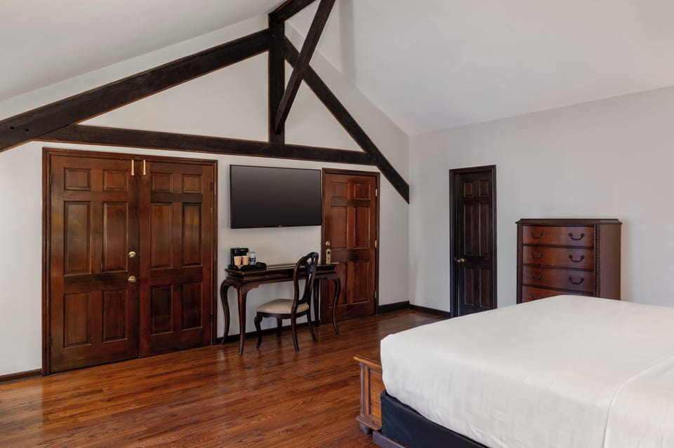 Exclusive Suite, 1 King Bed | In-room safe, iron/ironing board, Internet, bed sheets