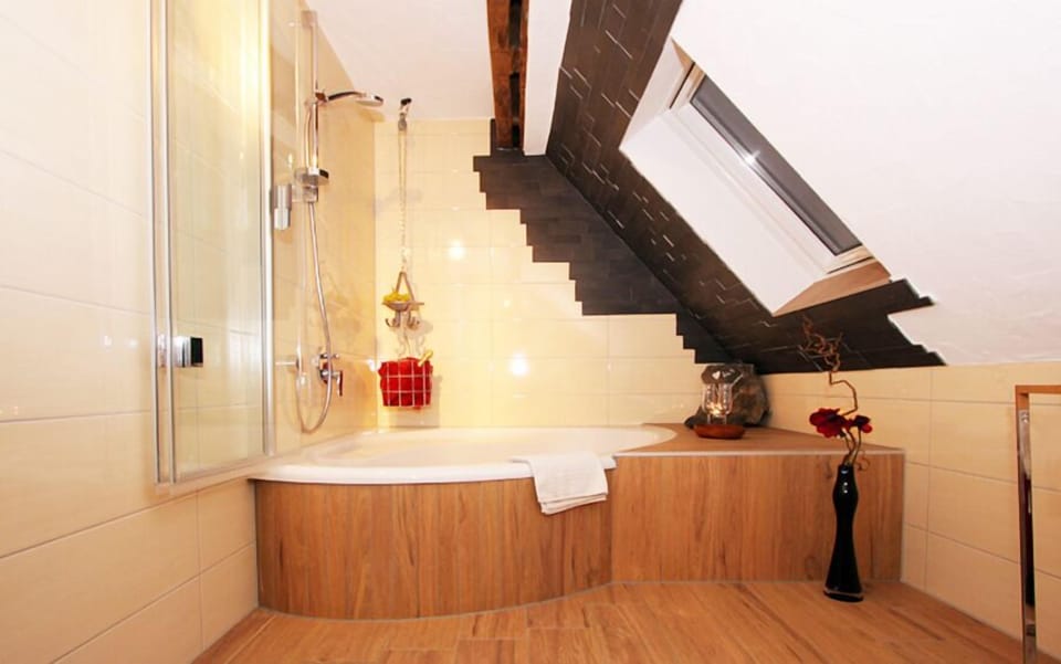 Spring water tub, free toiletries, towels