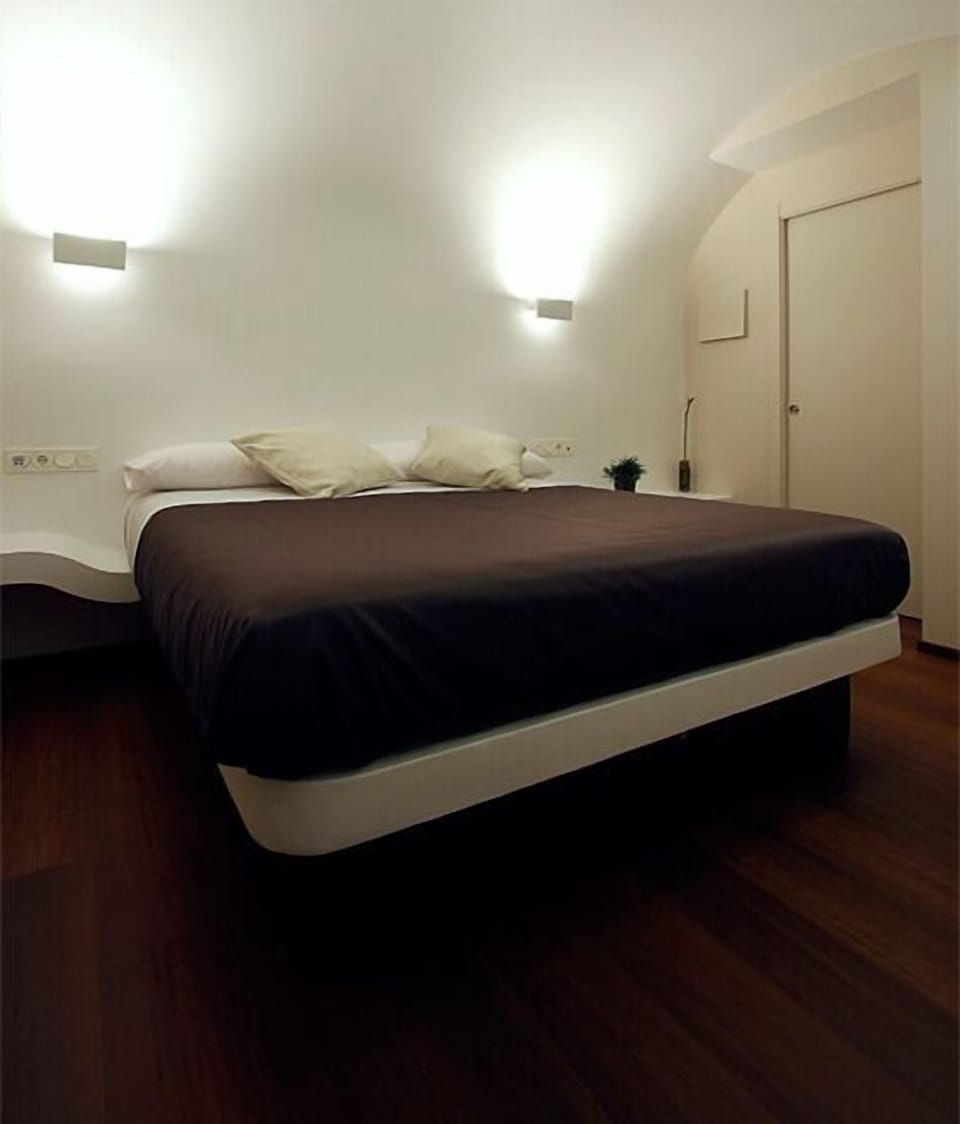 Desk, soundproofing, free cribs/infant beds, free WiFi