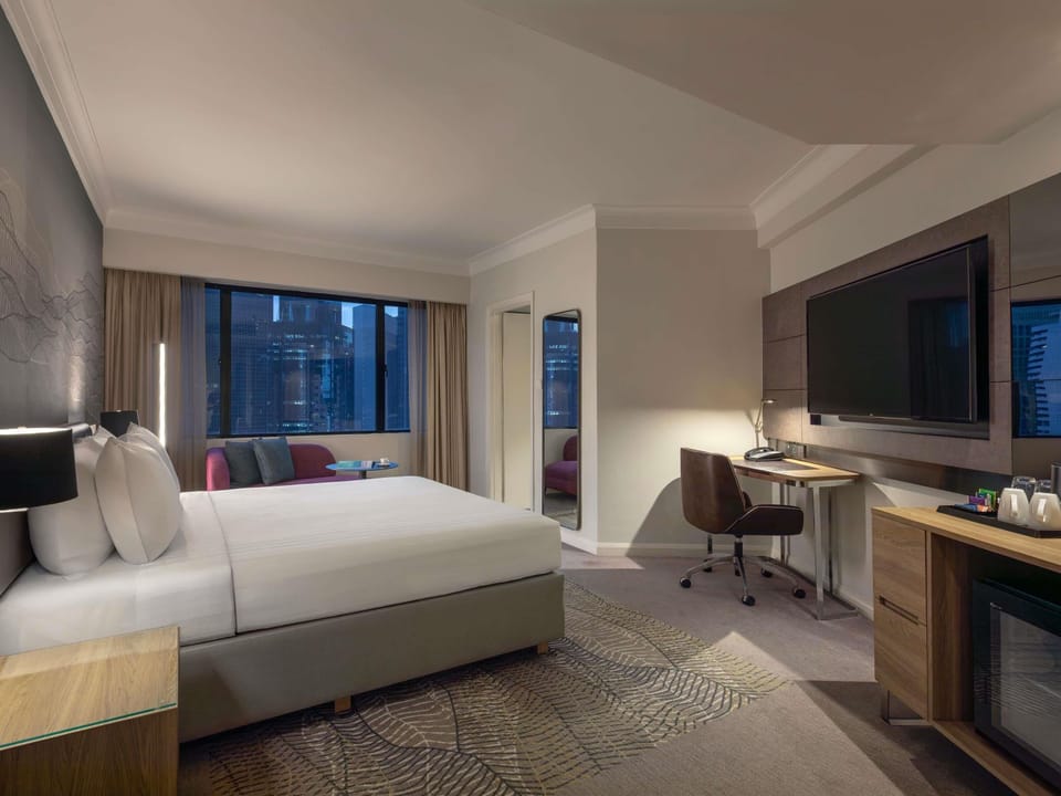 Executive Room, 1 King Bed | Minibar, in-room safe, desk, blackout drapes