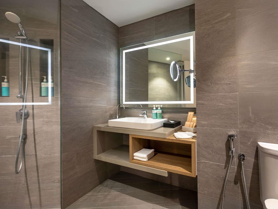 Executive Room, 1 King Bed | Bathroom | Eco-friendly toiletries, hair dryer, bidet, towels