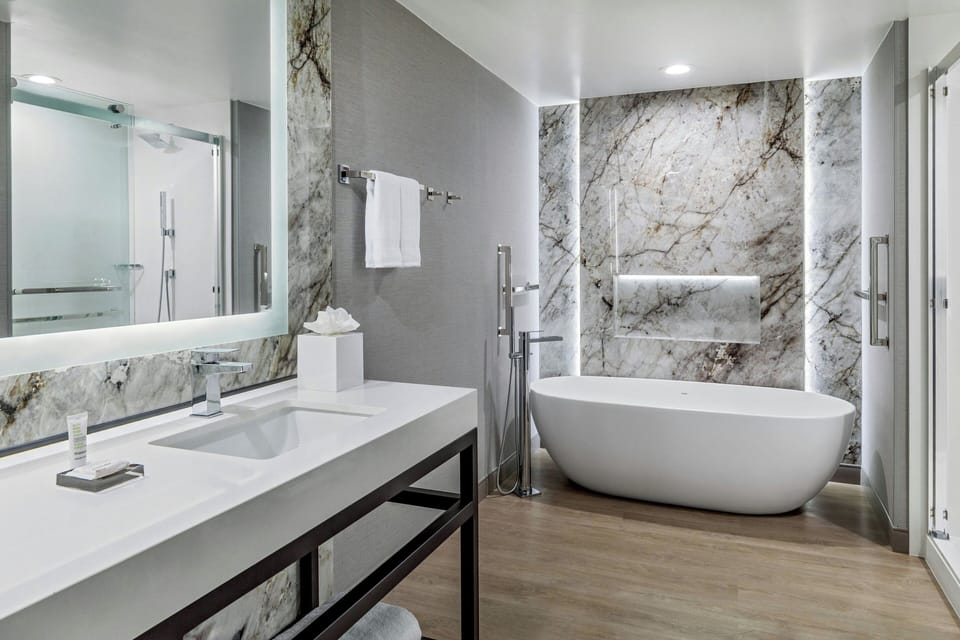 Concierge Room, Room, 1 King Bed | Bathroom | Combined shower/tub, designer toiletries, hair dryer, towels